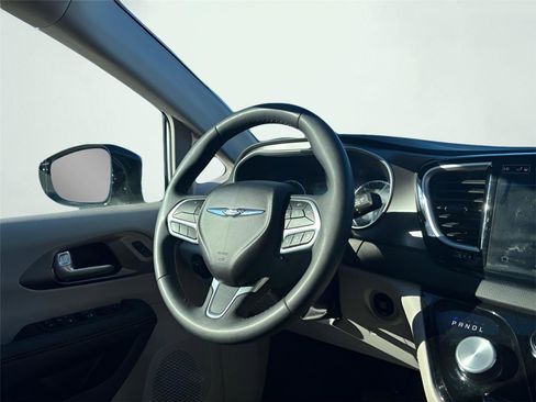 Used 2024 Chrysler Pacifica Touring-L image 23