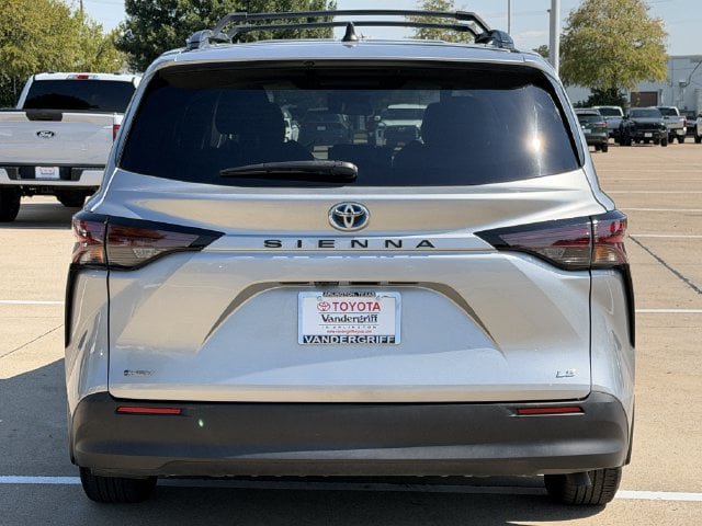 Used 2025 Toyota Sienna LE FWD image 5