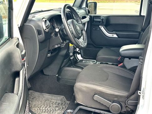 Used 2017 Jeep Wrangler Unlimited Sahara w/ Connectivity Group image 10