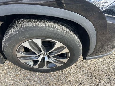 Used 2023 Toyota Highlander XLE image 12