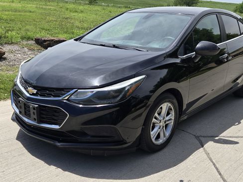 Used 2018 Chevrolet Cruze LT image 2