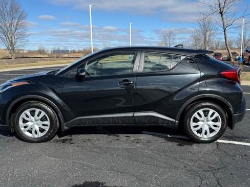 Used 2022 Toyota C-HR XLE image 2