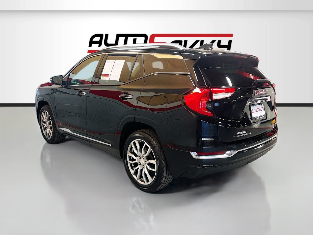 Used 2024 GMC Terrain Denali w/ Denali Premium Package AWD/4WD image 5