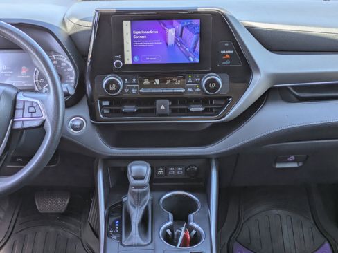 Used 2023 Toyota Highlander L image 17