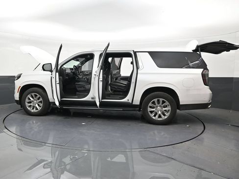 Used 2025 Chevrolet Suburban Premier RWD image 29