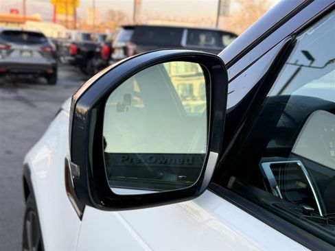 Used 2018 Land Rover Discovery HSE image 16