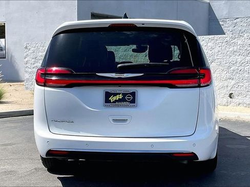 Used 2023 Chrysler Pacifica Touring-L FWD image 3