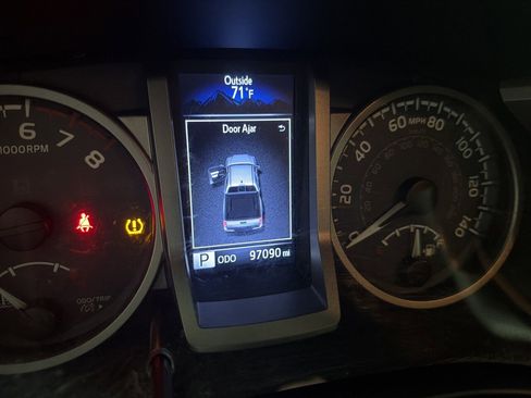 Used 2016 Toyota Tacoma Limited w/ Towing Package image 10