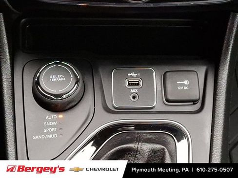 Used 2020 Jeep Cherokee Limited w/ Technology Group image 27