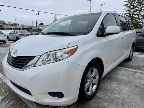 Used 2014 Toyota Sienna LE image 4