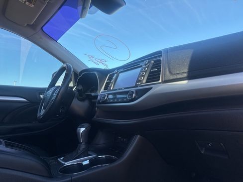 Used 2018 Toyota Highlander XLE image 17