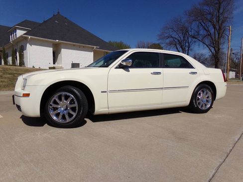 Used 2010 Chrysler 300 Touring RWD image 4