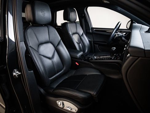 Certified 2024 Porsche Macan AWD/4WD image 29