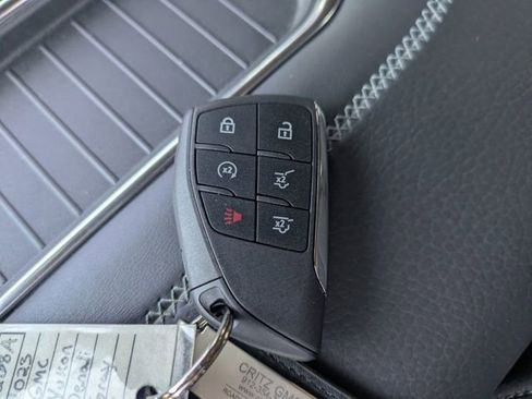 Used 2023 GMC Yukon Denali RWD image 32