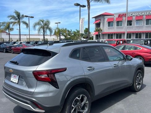 Used 2025 Chevrolet Trax LT w/ LT Convenience Package FWD image 6
