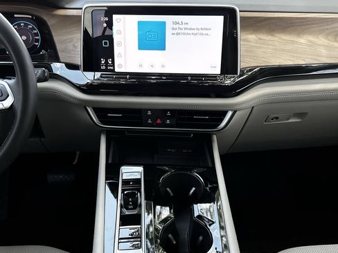 Used 2024 Volkswagen Atlas SE w/ Panoramic Sunroof Package FWD image 16
