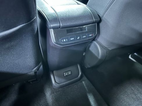 Used 2024 Toyota Highlander LE AWD/4WD image 37