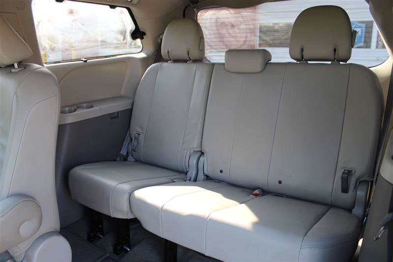 Used 2013 Toyota Sienna XLE w/ Entertainment Pkg FWD image 28