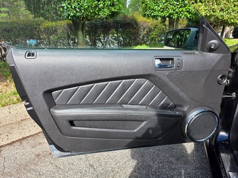 Used 2013 Ford Mustang Premium image 9