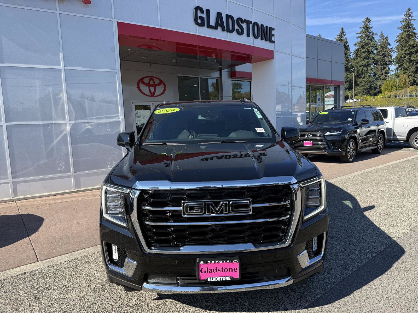 Used 2024 GMC Yukon SLT w/ SLT Luxury Package AWD/4WD image 9