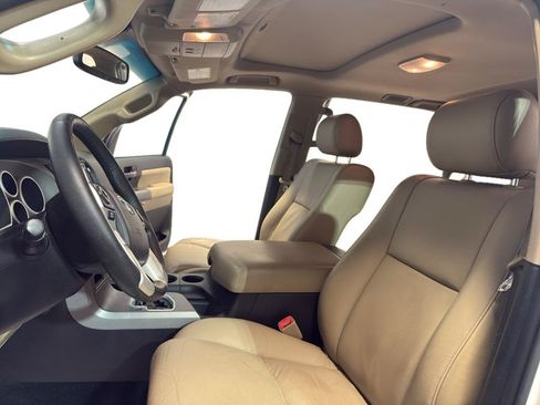 Used 2016 Toyota Sequoia SR5 w/ Premium Package AWD/4WD image 16