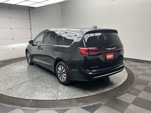 Used 2023 Chrysler Pacifica Touring-L FWD image 2