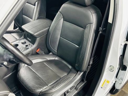 Used 2020 Chevrolet Traverse LT w/ LT Premium Package image 24