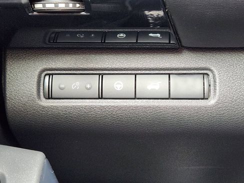 Used 2025 Nissan Pathfinder SV FWD image 12