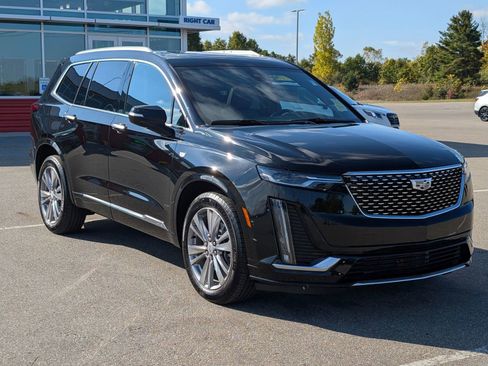 Used 2023 Cadillac XT6 Premium Luxury image 3