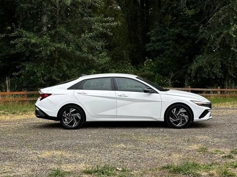 Used 2025 Hyundai Elantra Sport FWD image 10