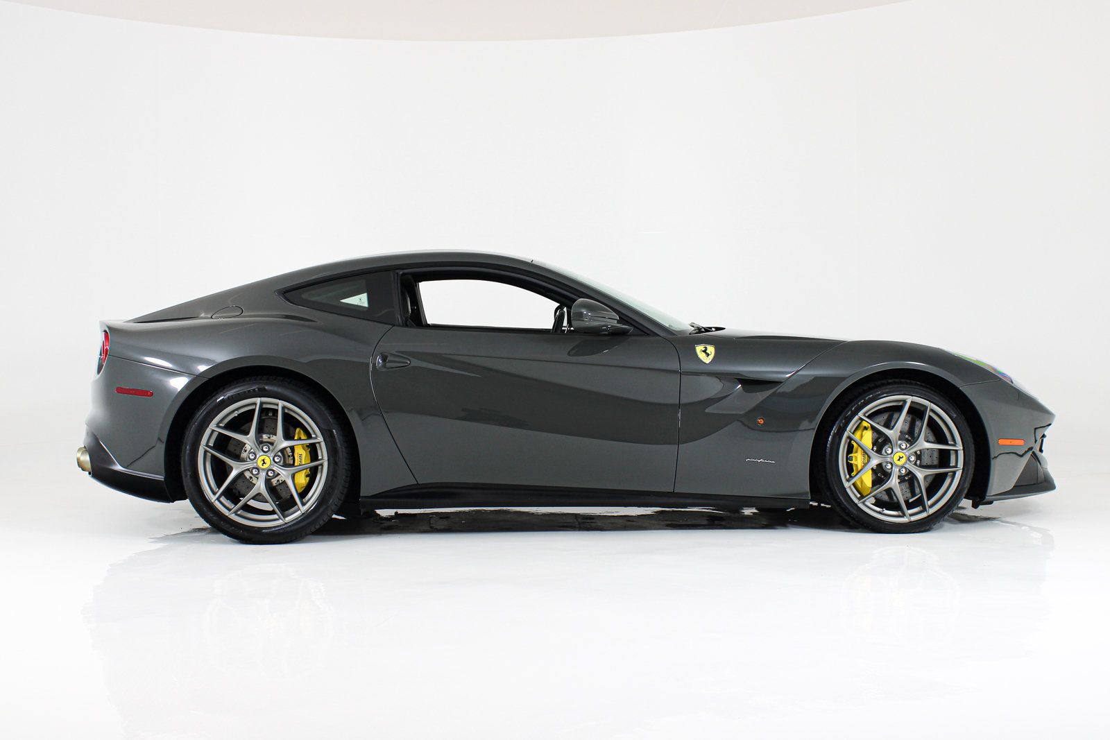 Used 2015 Ferrari F12 Berlinetta RWD image 11