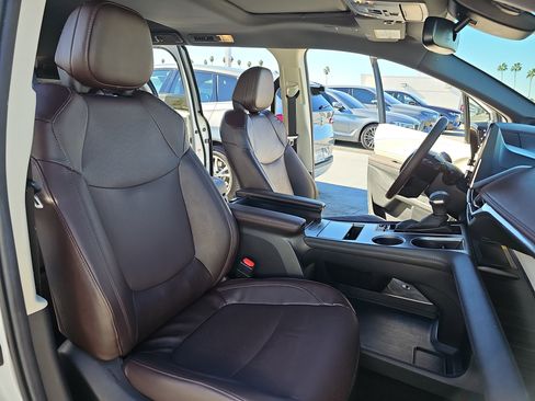 Used 2024 Toyota Sienna Platinum image 10