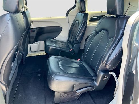 Used 2018 Chrysler Pacifica Touring-L image 23