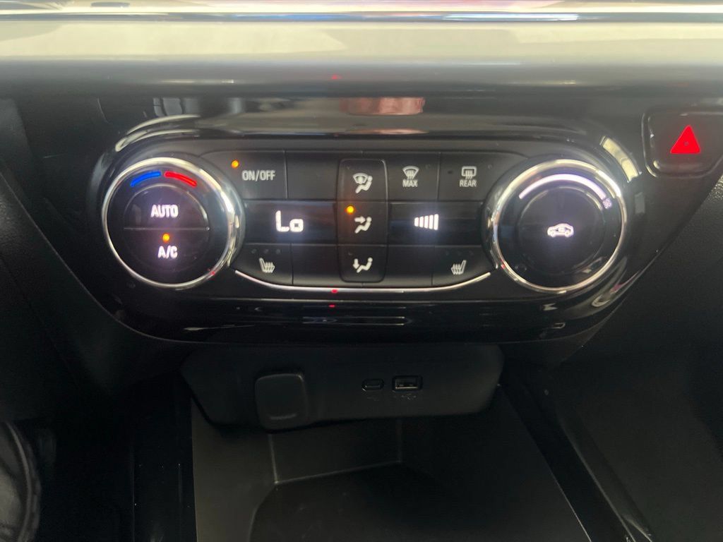Used 2025 Chevrolet Trax LT w/ LT Convenience Package FWD image 44