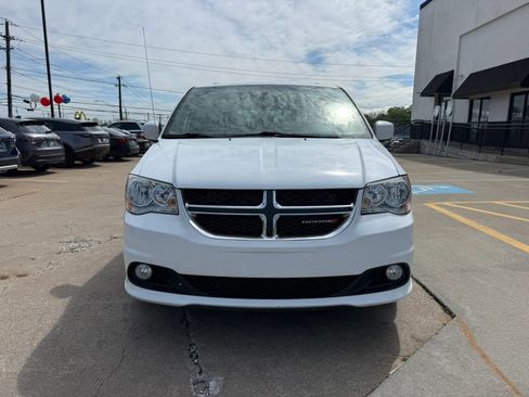 Used 2017 Dodge Grand Caravan SXT FWD image 3