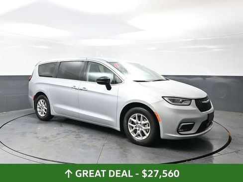 Used 2024 Chrysler Pacifica Touring-L image 5
