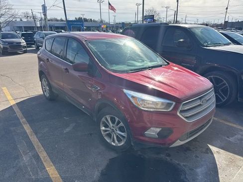 Used 2017 Ford Escape SE FWD image 2