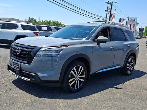 Certified 2024 Nissan Pathfinder Platinum w/ Black Appearance Package AWD/4WD image 3