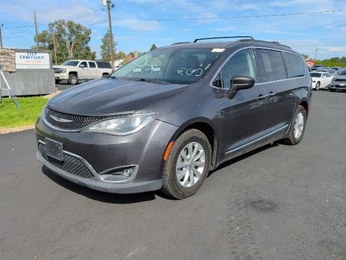 Used 2018 Chrysler Pacifica Touring-L FWD image 1
