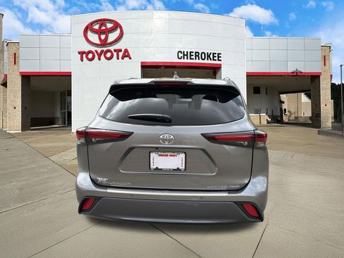 Used 2026 Toyota Highlander Limited image 6
