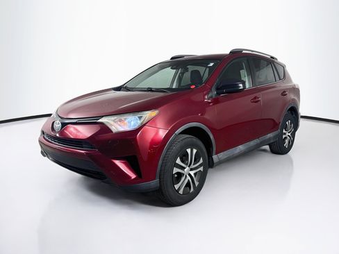 Used 2018 Toyota RAV4 LE FWD image 4