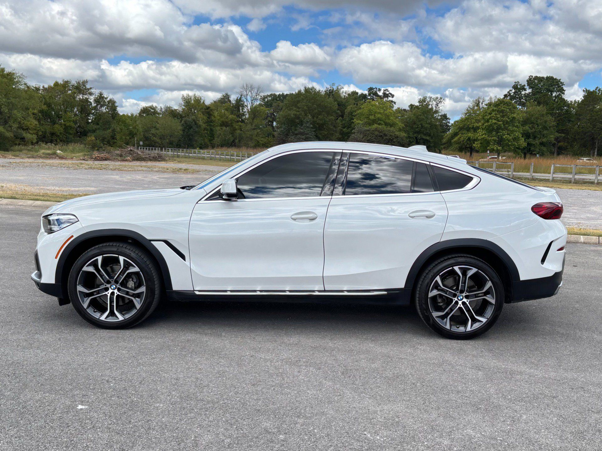 Used 2022 BMW X6 xDrive40i w/ Premium Package AWD/4WD image 7