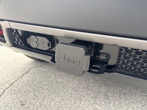 Used 2020 Jeep Cherokee Trailhawk image 2