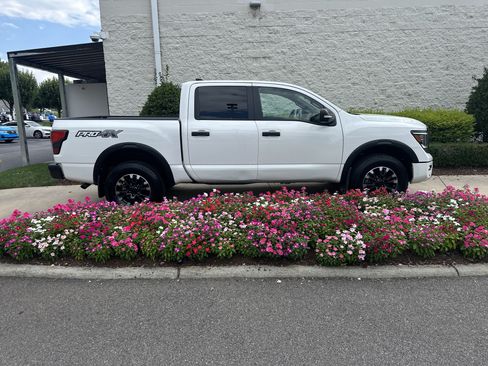 Used 2023 Nissan Titan PRO-4X w/ Pro-4x Convenience Package AWD/4WD image 9