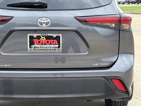 Used 2024 Toyota Highlander LE AWD/4WD image 6