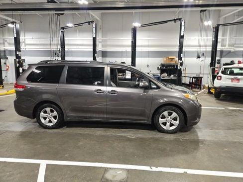 Used 2013 Toyota Sienna LE w/ Towing Pkg FWD image 3