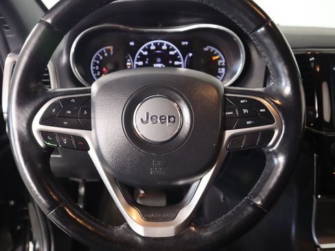 Used 2022 Jeep Grand Cherokee Laredo X AWD/4WD image 3