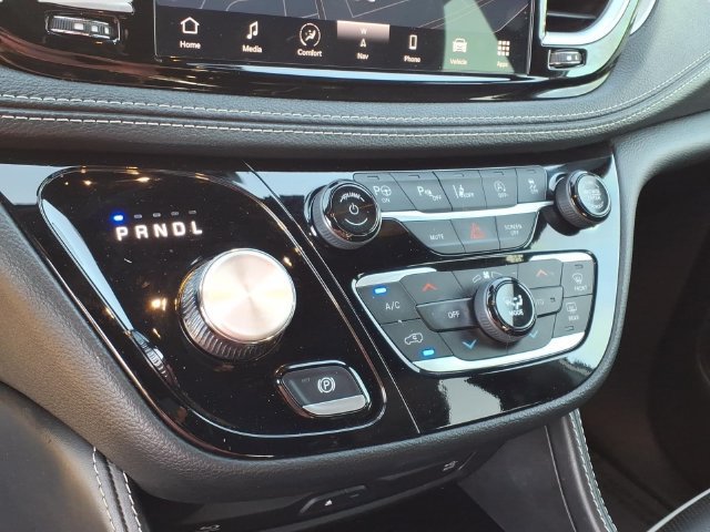 Used 2024 Chrysler Pacifica Limited w/ Uconnect Theater Family Group FWD image 16