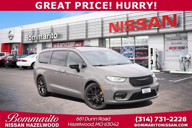 Used 2025 Chrysler Pacifica Limited FWD image 1