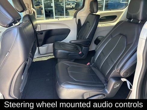 Used 2022 Chrysler Pacifica Touring-L AWD/4WD image 16